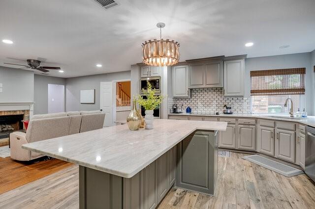 807 Rolling View Court