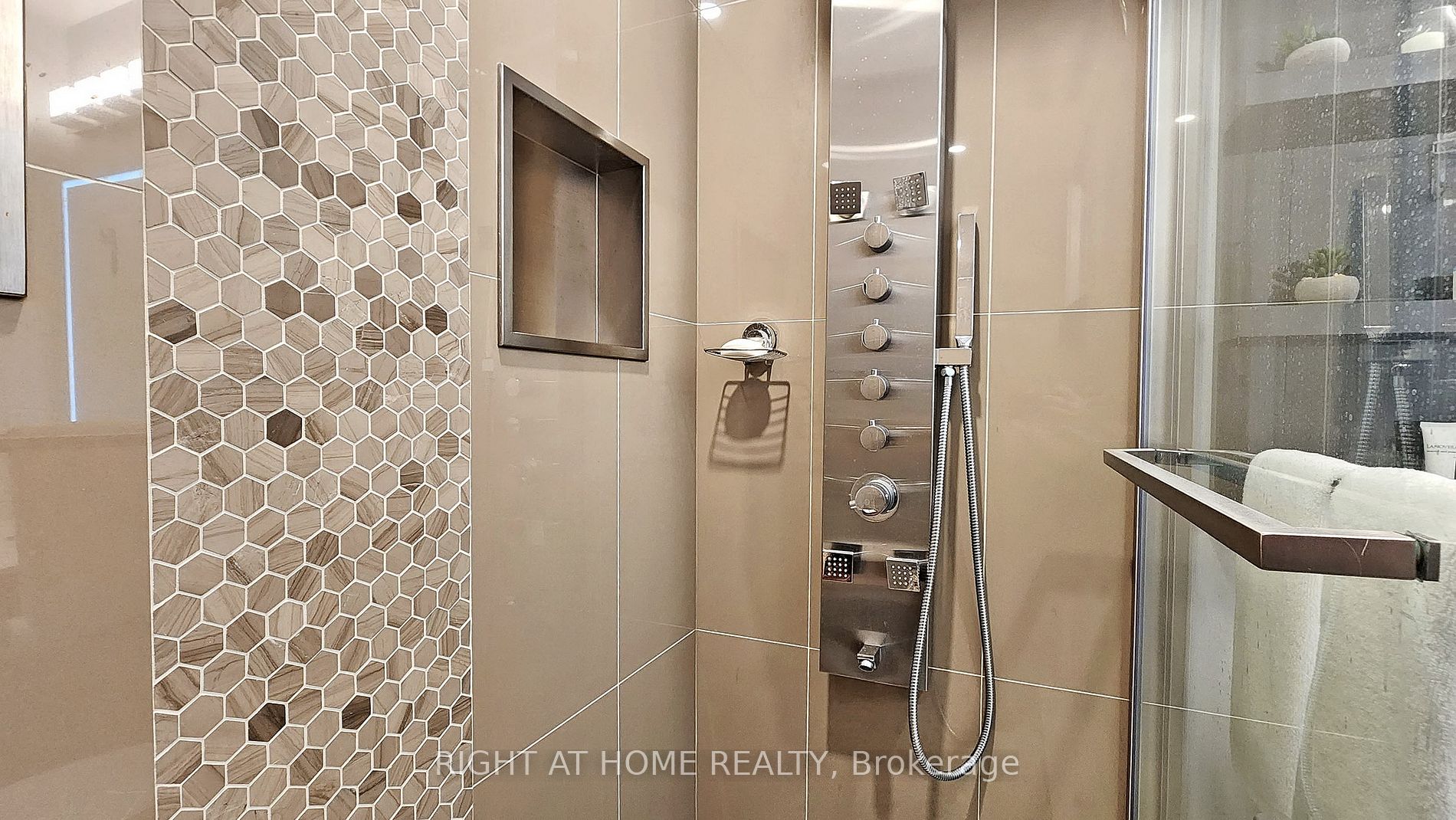 16 Brookers Lane Lph04