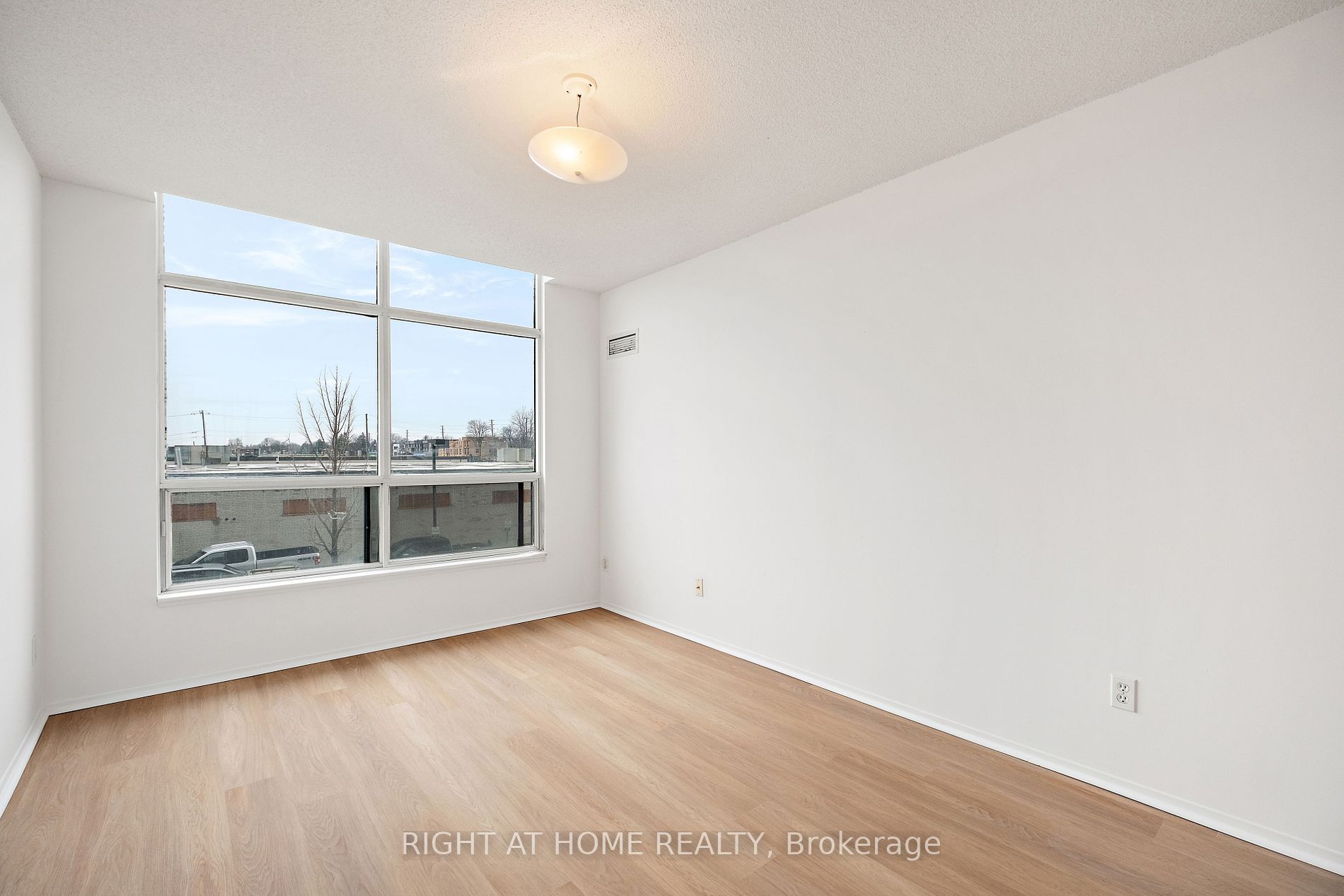 1470 Midland Ave 203