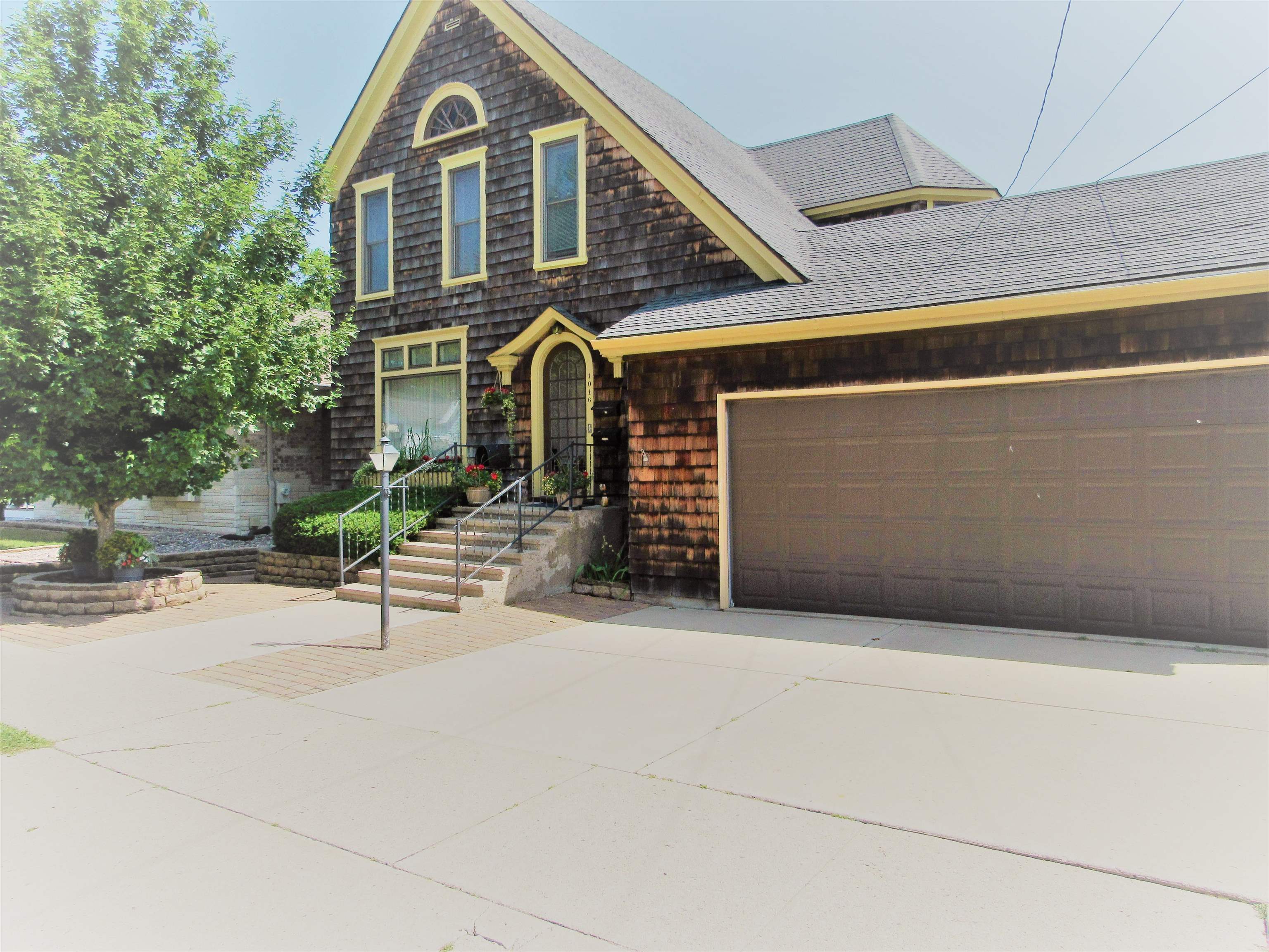 Broadway Real Estate (906) 8634484