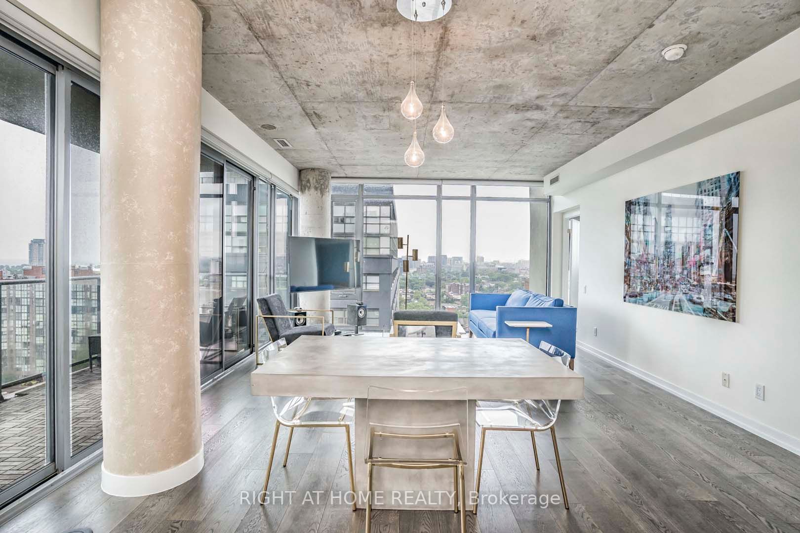 95 Bathurst St 1405