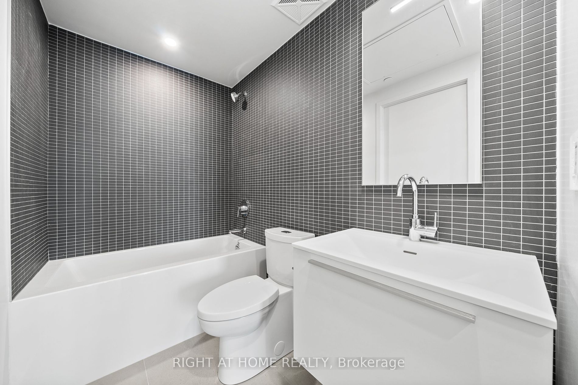 2720 Dundas St 520