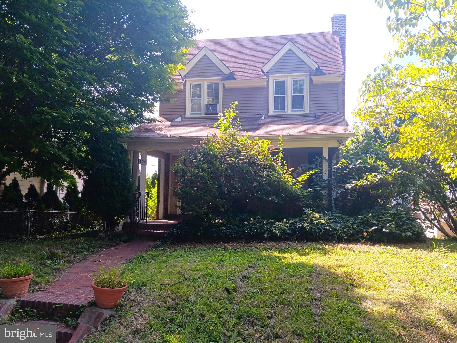 Fantastic opportunity for you to get into this desirable Wynwood neighborhood.  Similar homes in this neighborhood have sold recently in upper $500's to low $600's. The home offers hardwood floors, fireplace, attached garage, covered front porch, breakfast nook, recent updates to the kitchen and bathroom, and more.  With a little loving this house will make earn you the equity you deserve. Hurry up and schedule your appointment so you don't miss out.