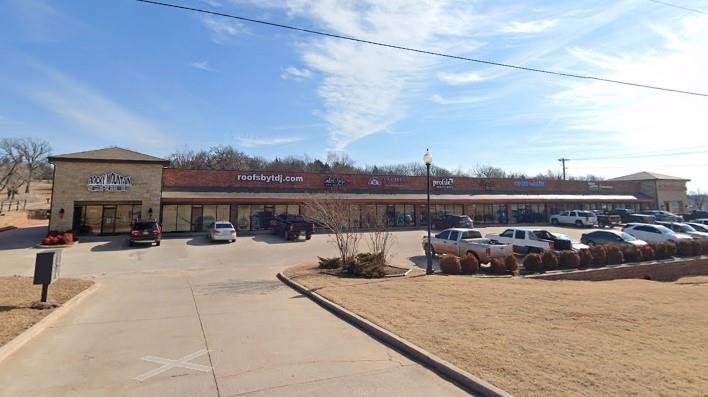 Discover 1,600 sq. ft. of versatile space on the I-35 Frontage Road, Edmond, OK. This property offers excellent visibility along I-35, with easy on- and off-access, making it ideal for businesses seeking to attract steady traffic and establish a strong presence.
1,600 sq. ft. open layout – flexible for office, retail, or professional use
High visibility & signage opportunity directly on I-35
Convenient parking for staff and clients
Growing Edmond corridor surrounded by retail, dining, and established businesses
This is a rare opportunity to secure a high-traffic Edmond location with unmatched exposure and accessibility.