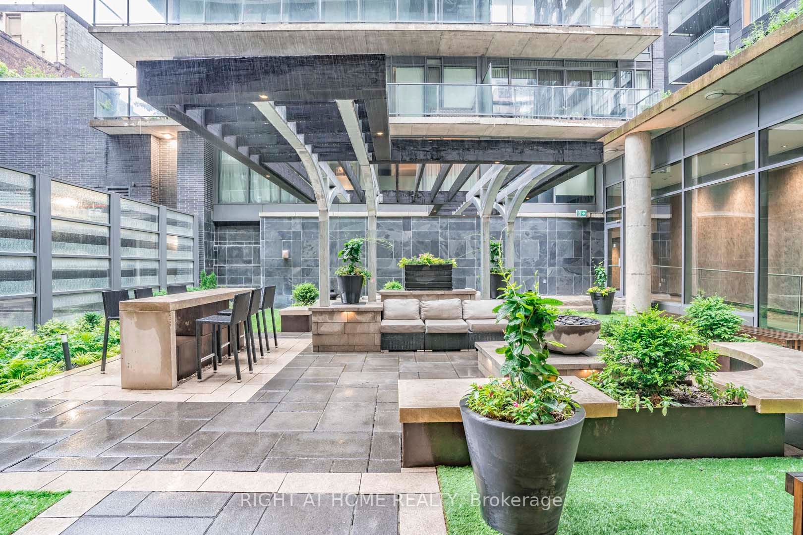 95 Bathurst St 1405