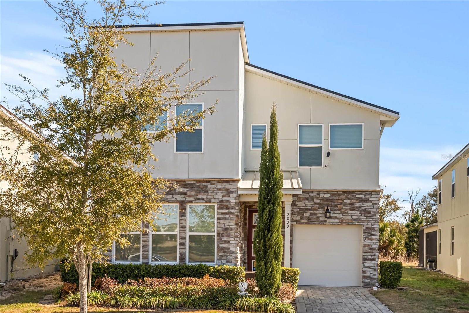 2009 Tropical Palms Circle