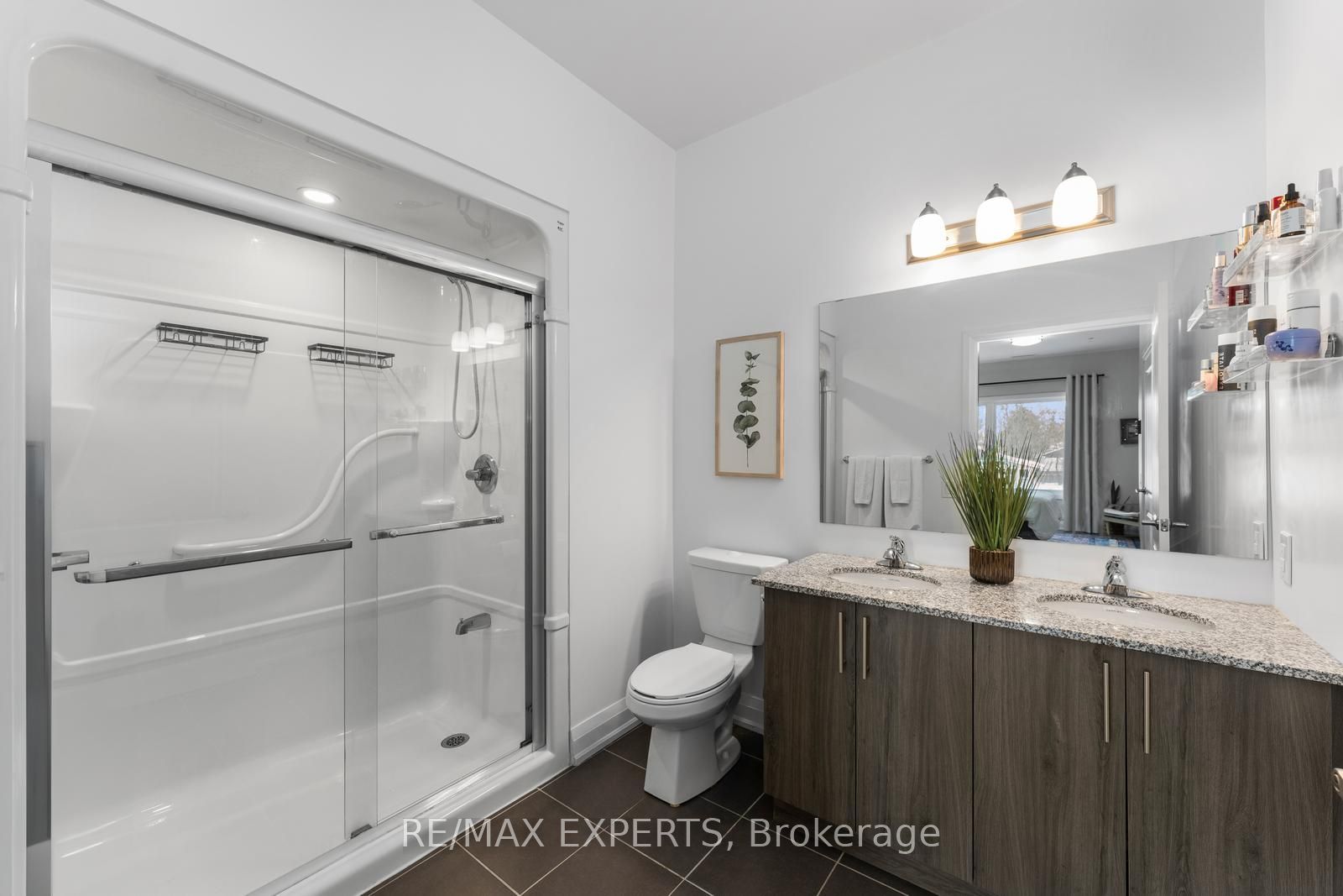 64 S Queen St 205