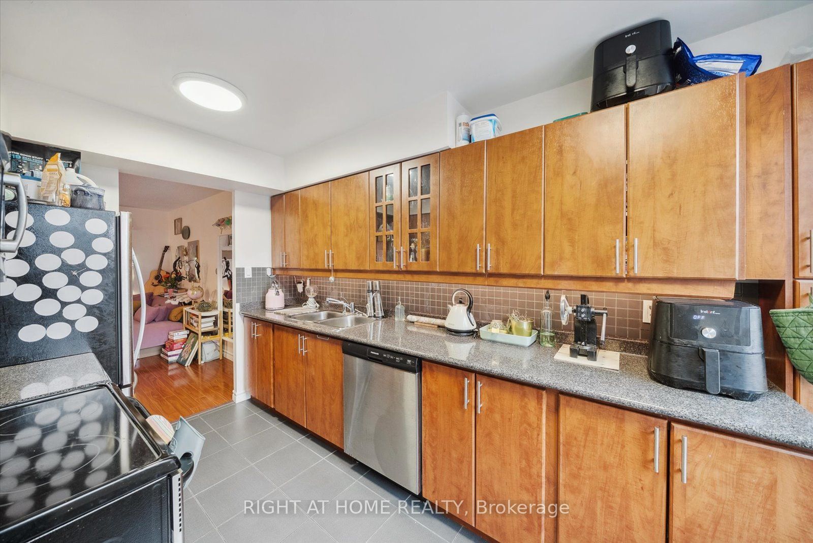 633 Bay St 1407