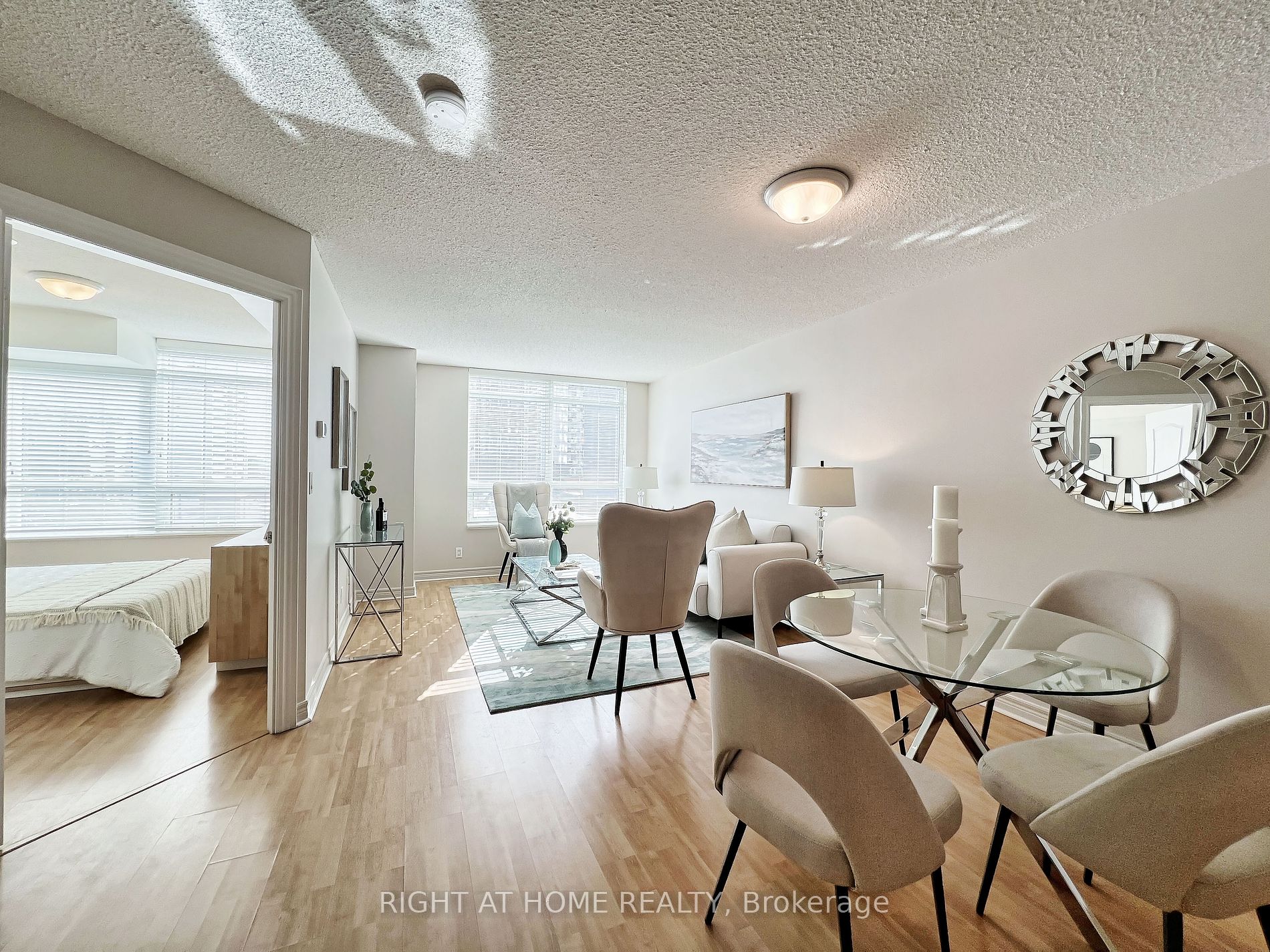 212 E Eglinton Ave 502