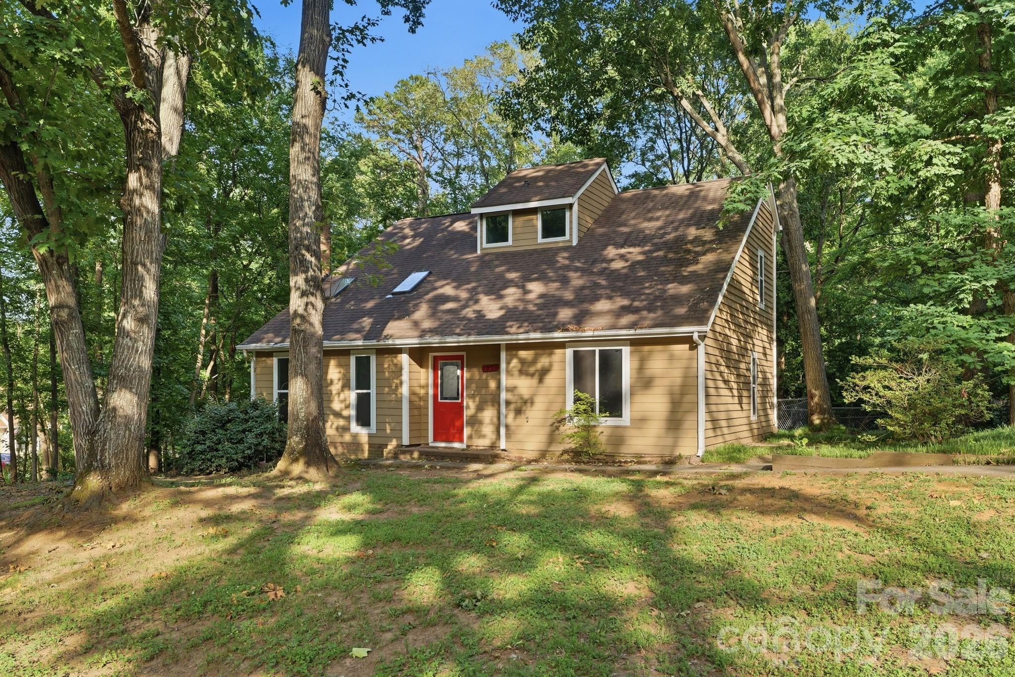 Beautiful 3-bedroom, 2.5-bath home in Charlotte that is move-in ready and waiting for its next owner! This charming home offers a comfortable layout with spacious living areas, a functional kitchen, and plenty of natural light throughout.