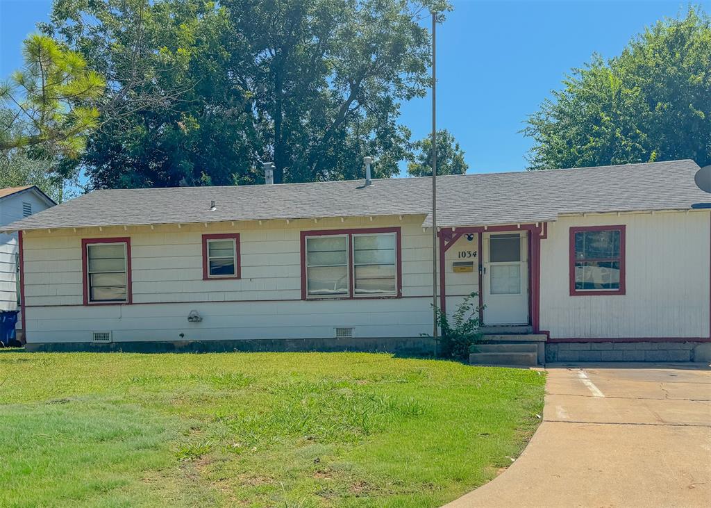 Discover this clean and functional 3-bedroom, 1-bath home with 858 sq ft of living space. The layout is straightforward and practical, offering an easy living setup in a quiet area.Property Details:3 bedrooms1 bathroom858 sq ft