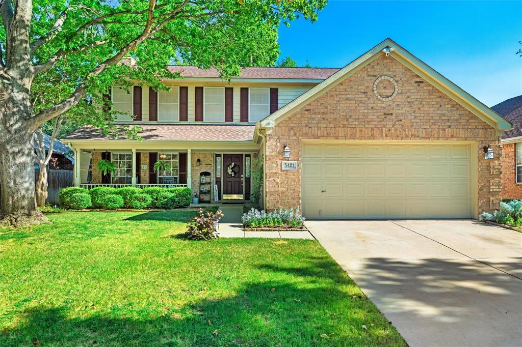 Spacious and fully updated 5-bedroom, 2.5-bath home featuring a sparkling diving pool with built-in spa, perfect for relaxing or entertaining. Inside, enjoy two large living areas—ideal for a second lounge, home office, or library—plus a formal dining room for hosting. The home boasts all-new flooring and carpet, fresh interior paint, and thoughtful updates throughout. Major improvements include two brand-new HVAC systems, a new water heater, and an owned security system for peace of mind. Located directly next to Arcadia Park, offering walking trails, playgrounds, sports courts, and endless outdoor activities just steps from your door. With space, style, and a prime location, this home is move-in ready and waiting for you!
**Listing agent is related to the seller (Home is zoned for Grace E Hardeman Elementary)