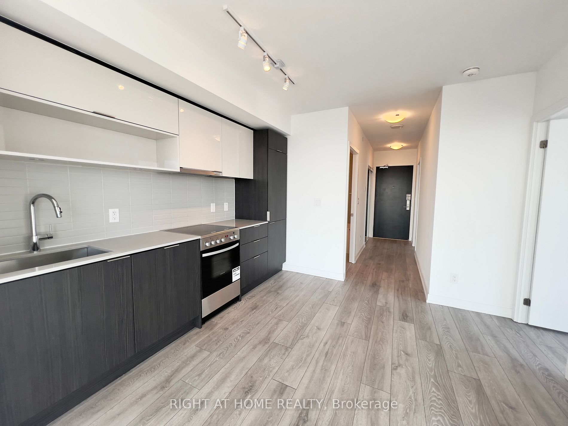 159 E Wellesley St 2404