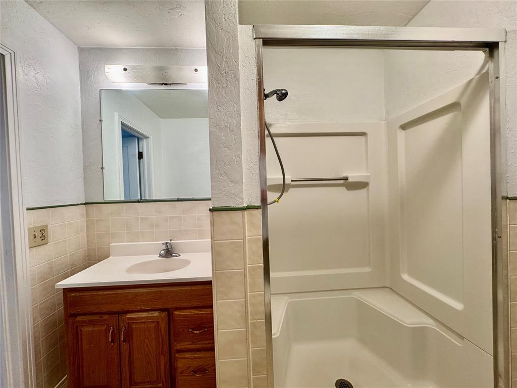 711 N Broadway Avenue