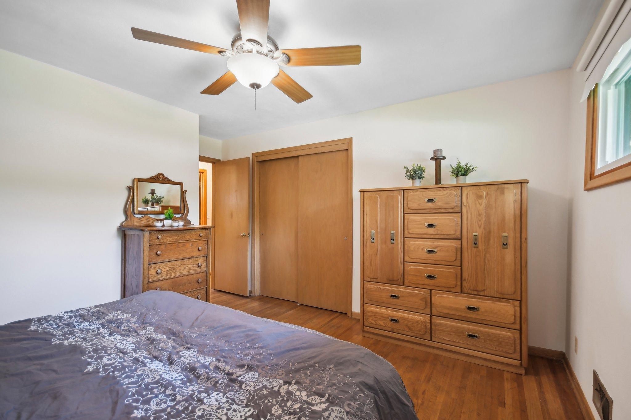 5445 Lakeview Avenue