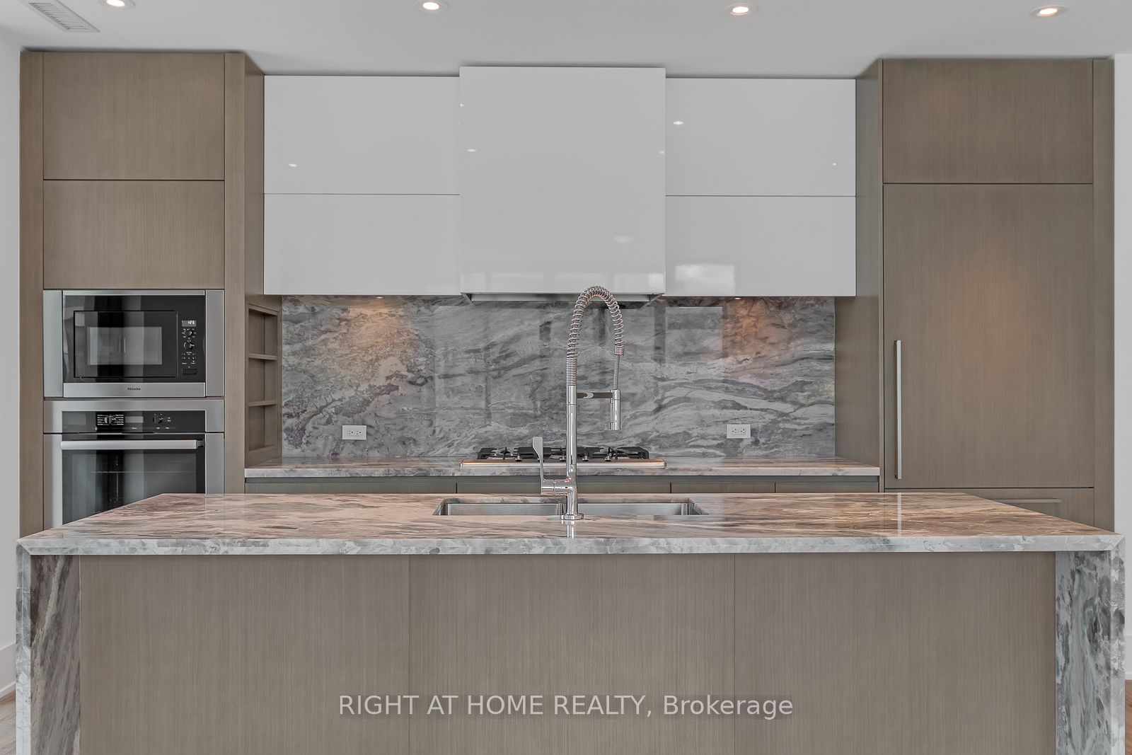 118 Merchants' Wharf 912