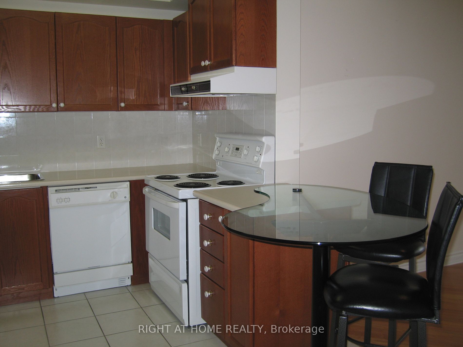 200 E Burnhamthorpe Rd 1506