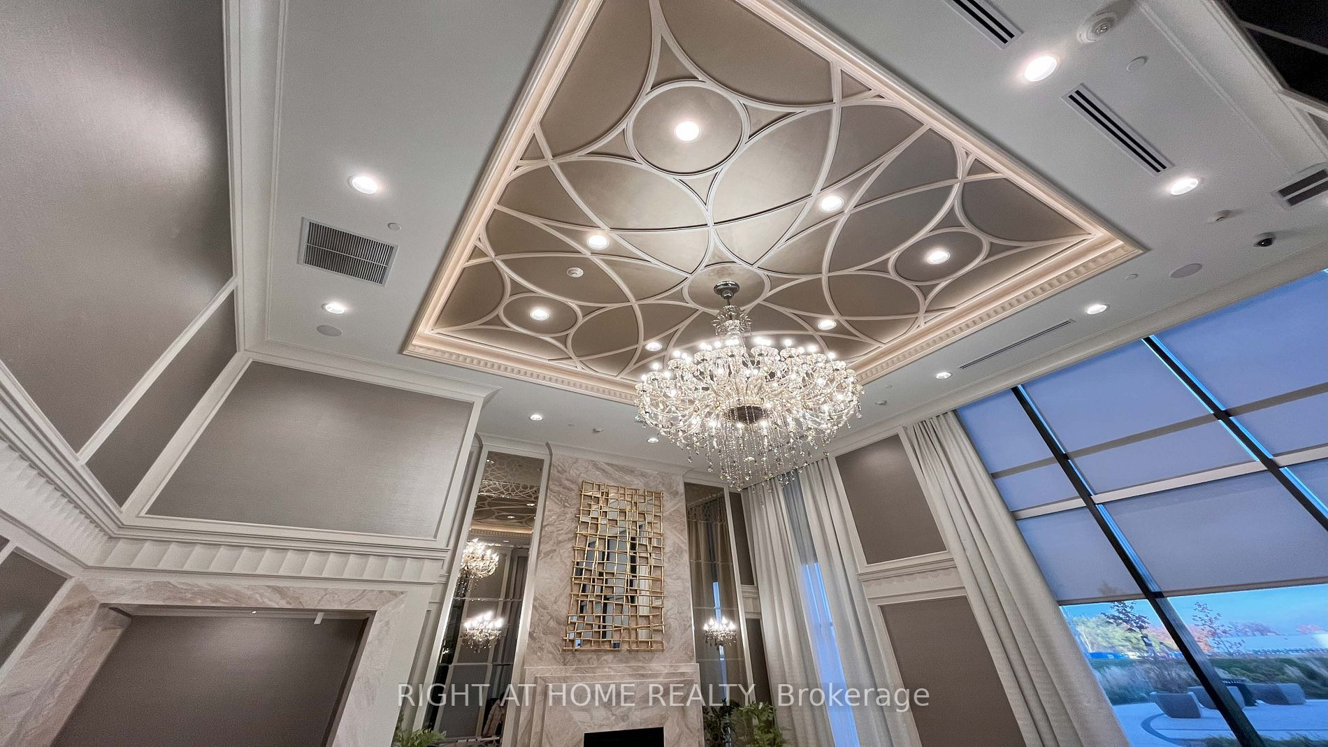 9085 Jane St 811