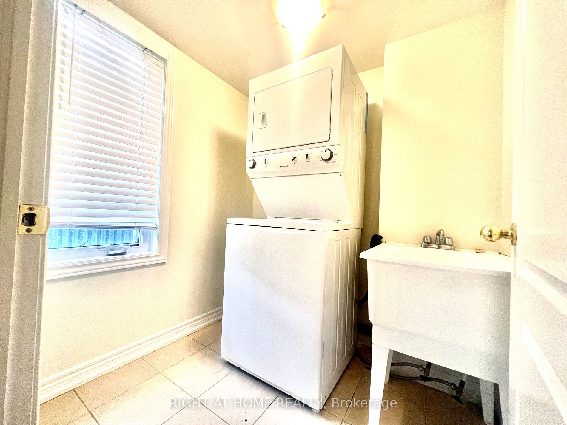 1352 E Granrock Cres