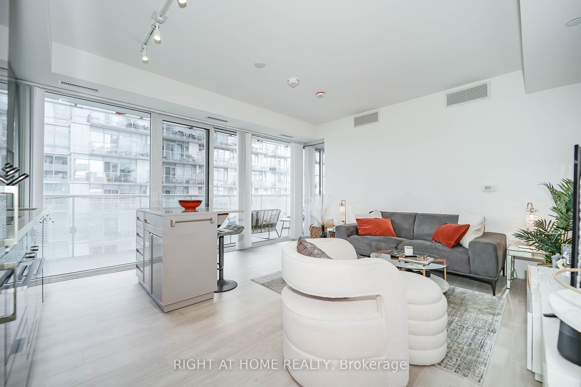 15 E Queens Quay 707