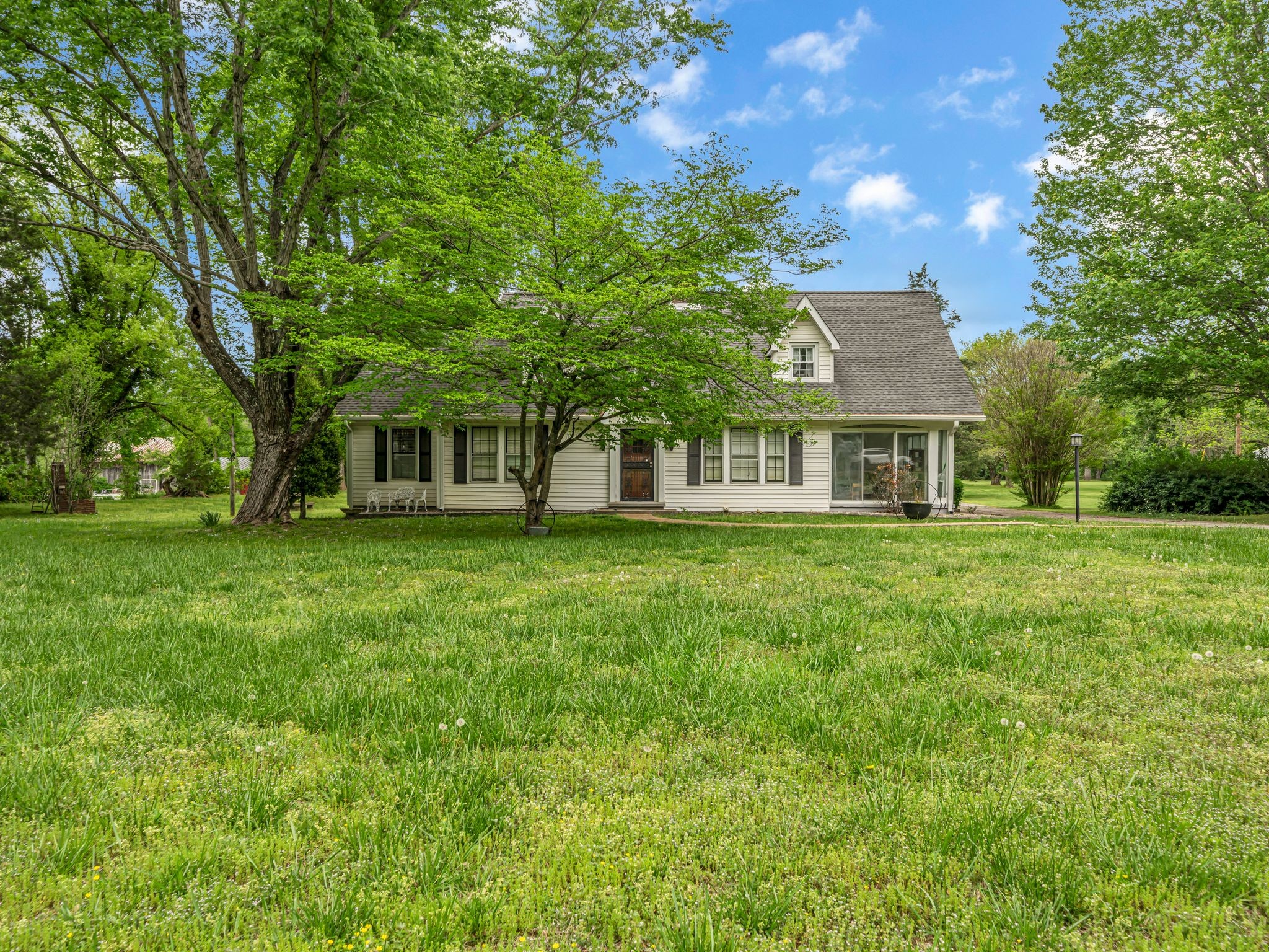 609 W Main St