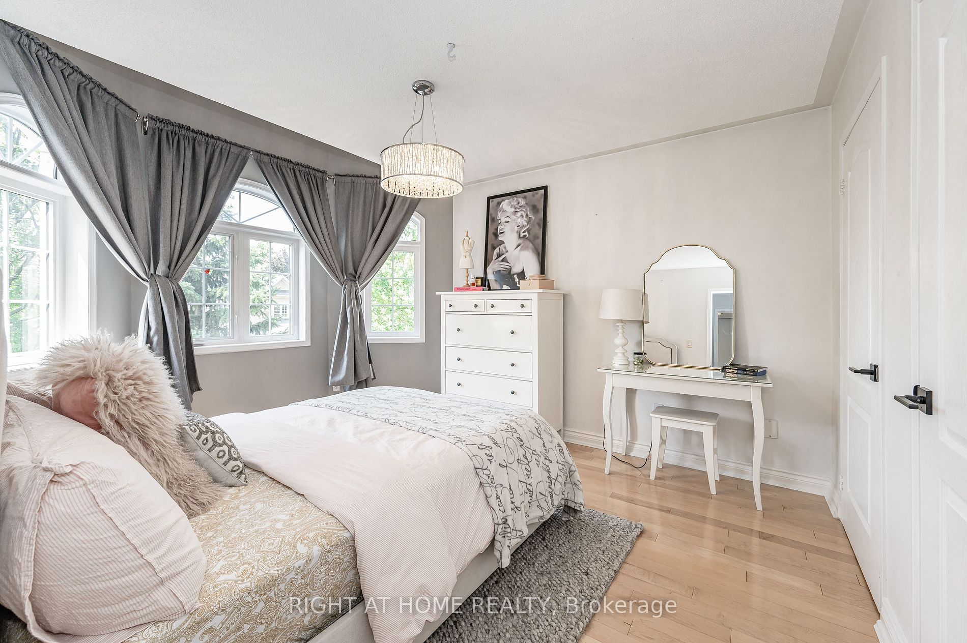 2263 Empire Cres