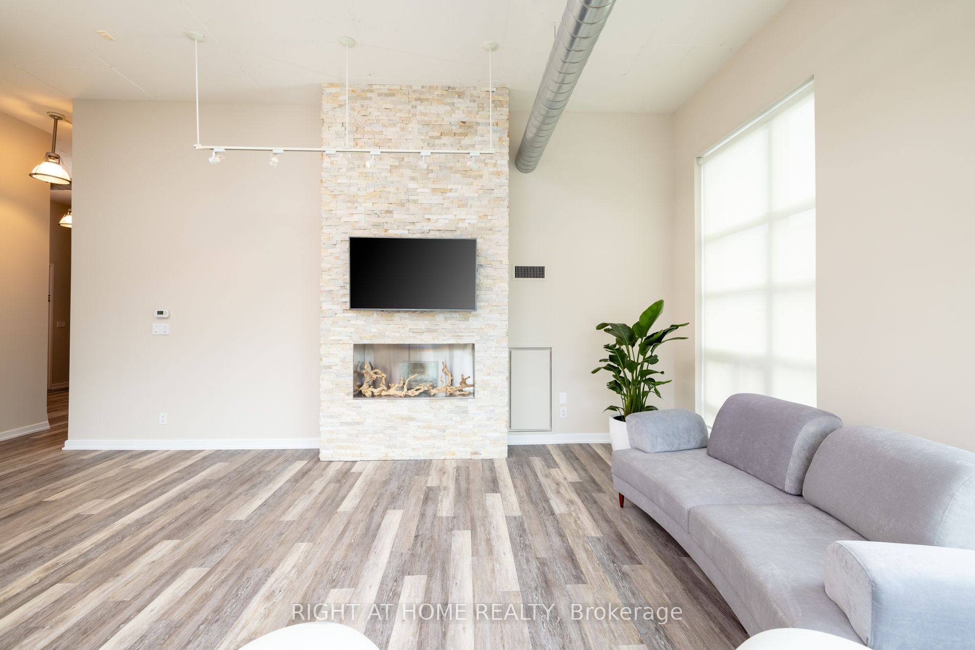 380 Macpherson Ave 306