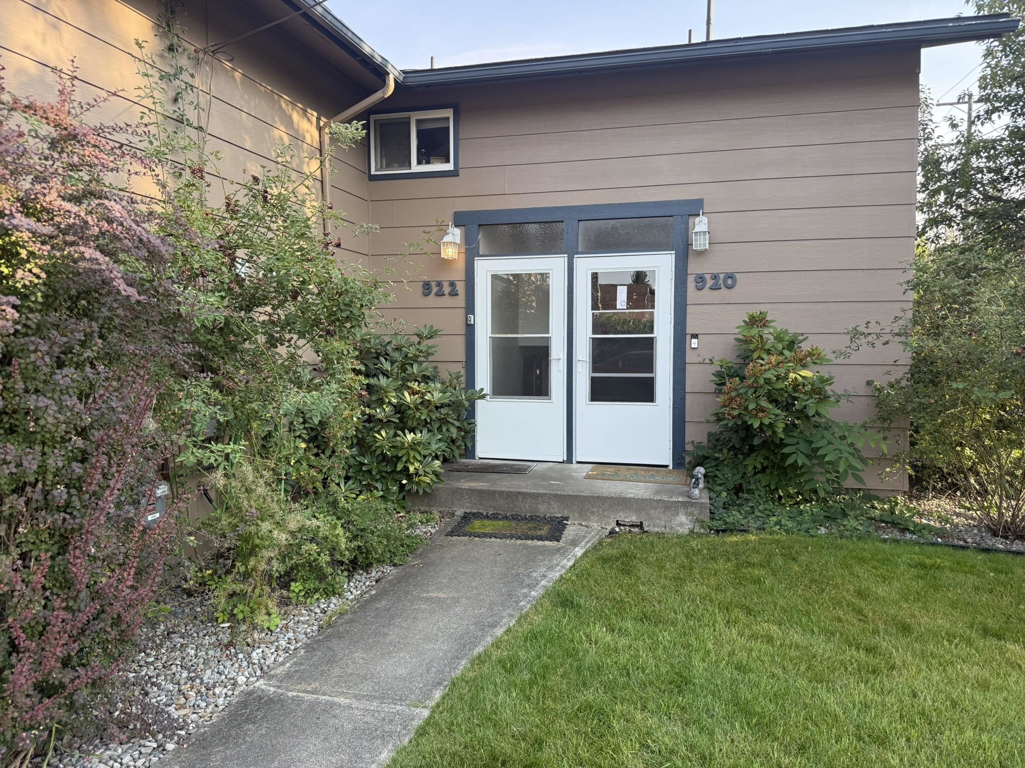 920-922 N Locust Rd