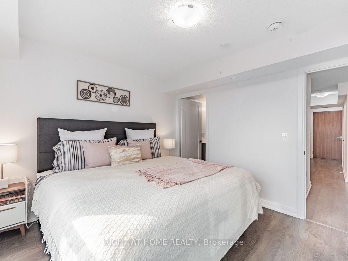 275 Village Green Sq 2716