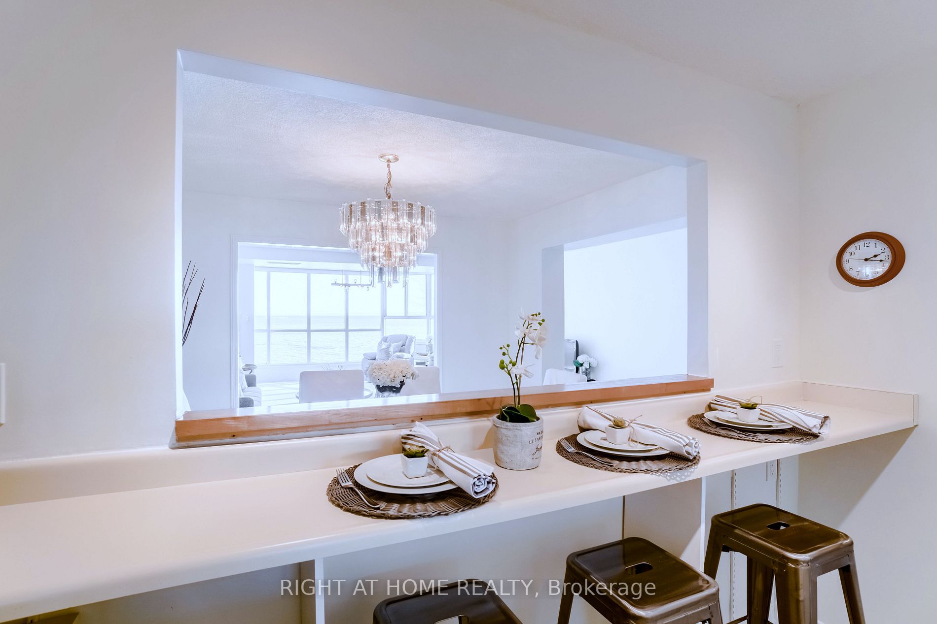 5280 Lakeshore Rd 207