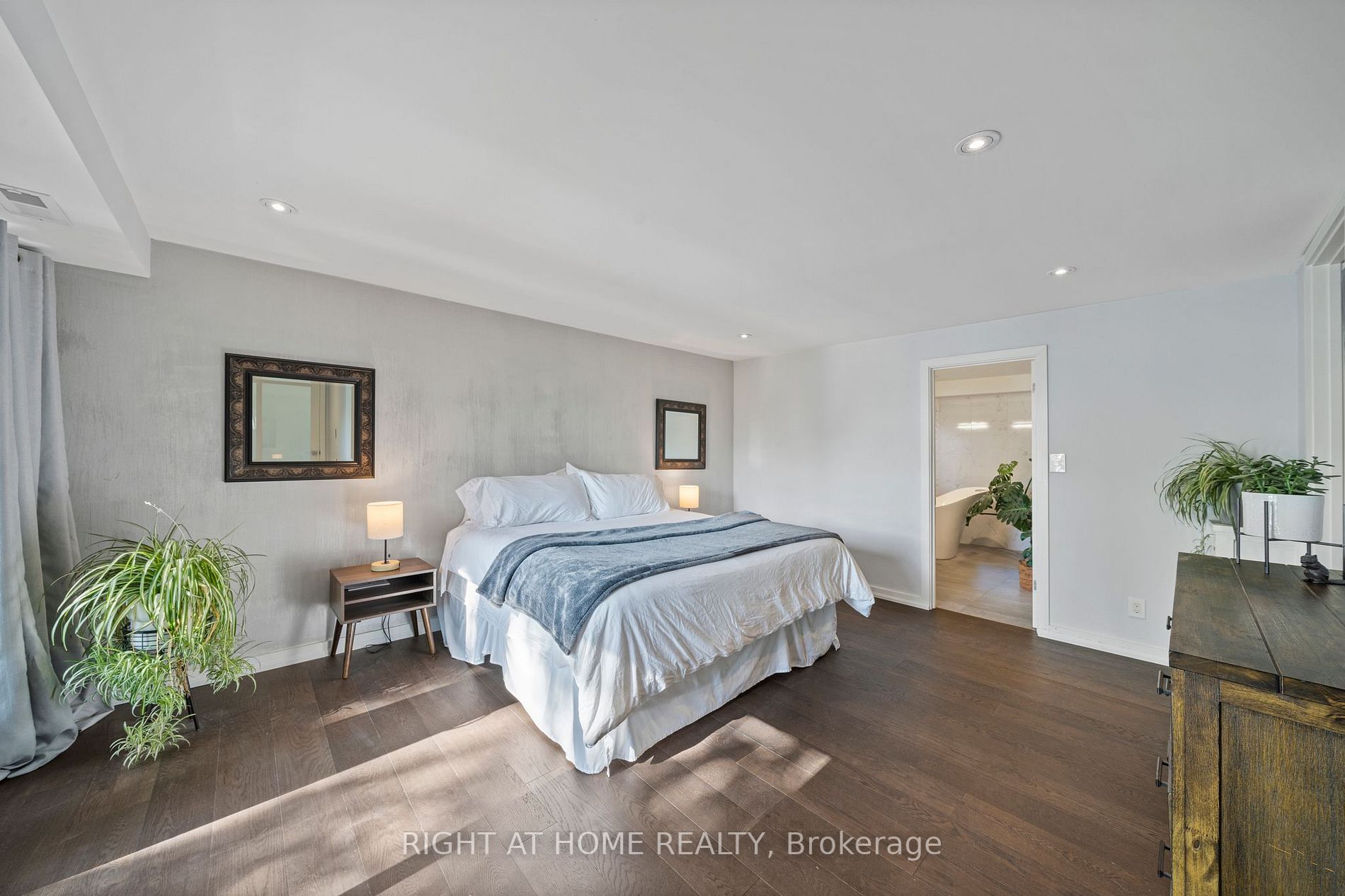 868 Danforth Pl