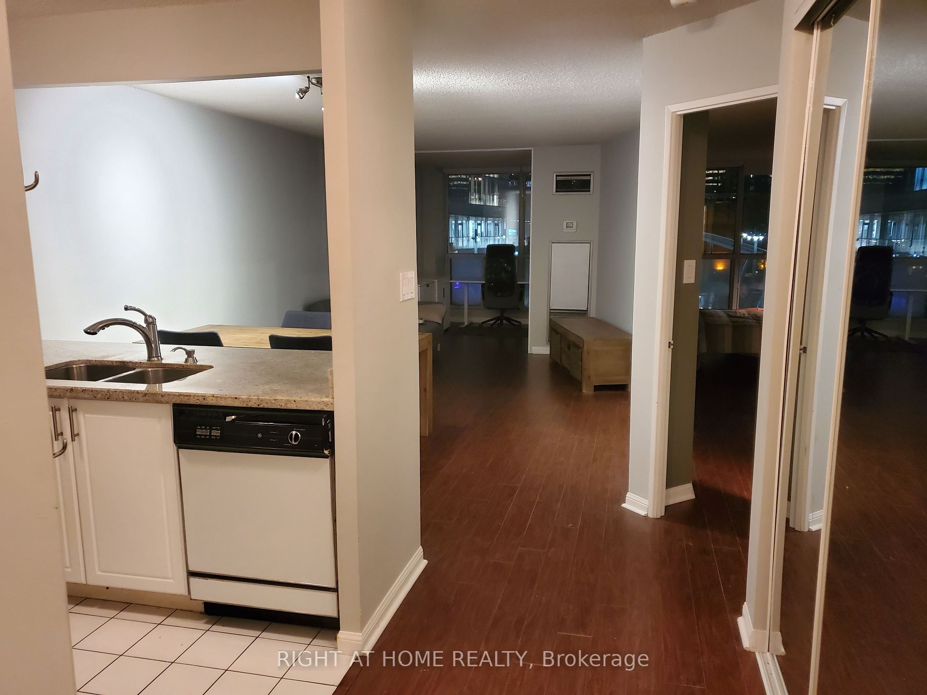 24 W Wellesley St 317