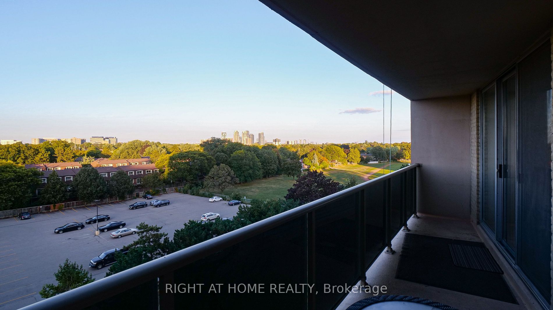 812 Burnhamthorpe Rd 705