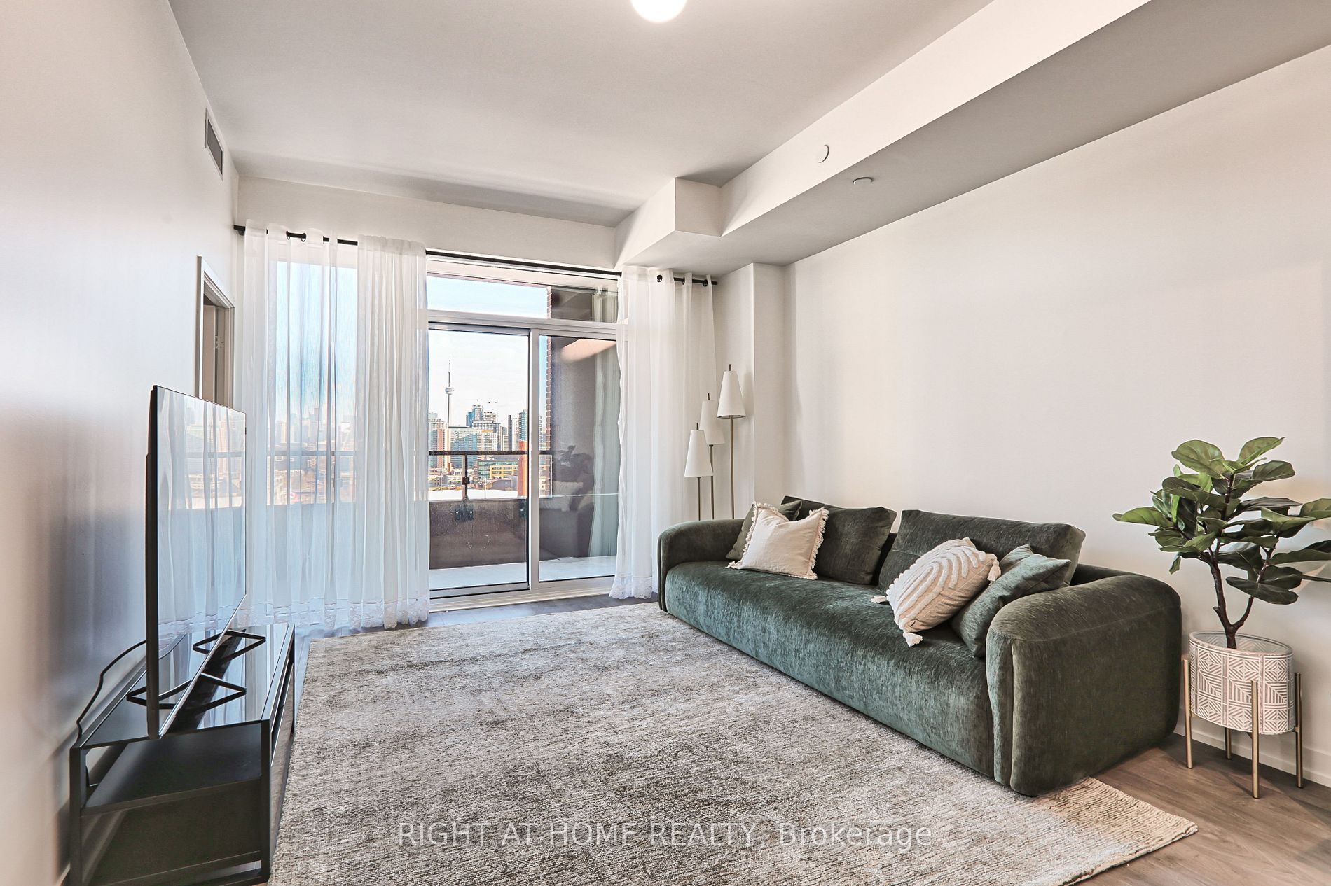 270 Dufferin St LPH17