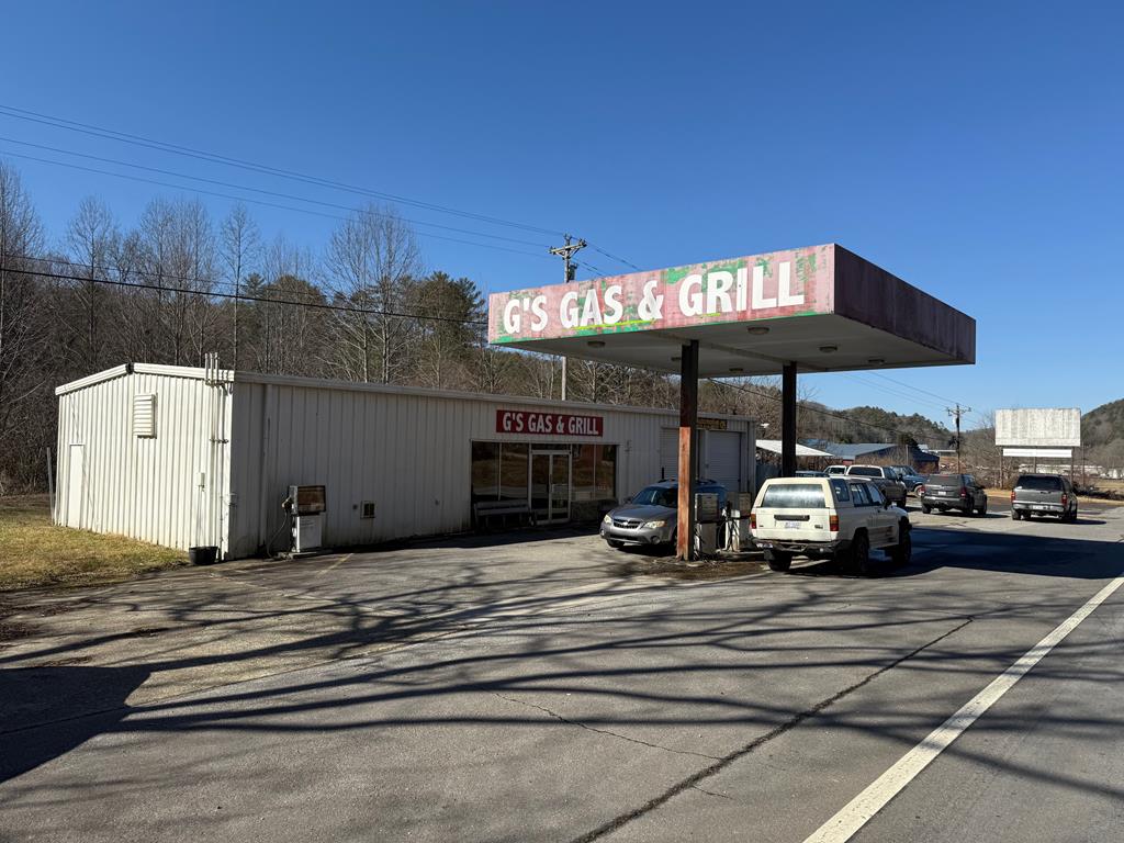 Great opportunity with an Awesome location to acquire and own a performing asset. Property is located in the heart of the Hiwassee Dam Community near Hiwassee Dam School. Property features a full time mechanic and newly opening convenience store.