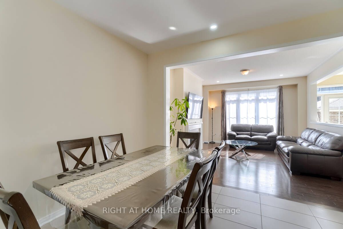 35 Thornapple St