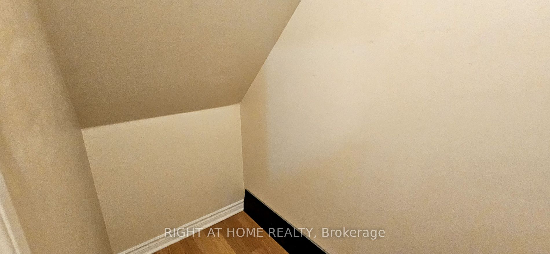 61 Town Centre Crt Th67