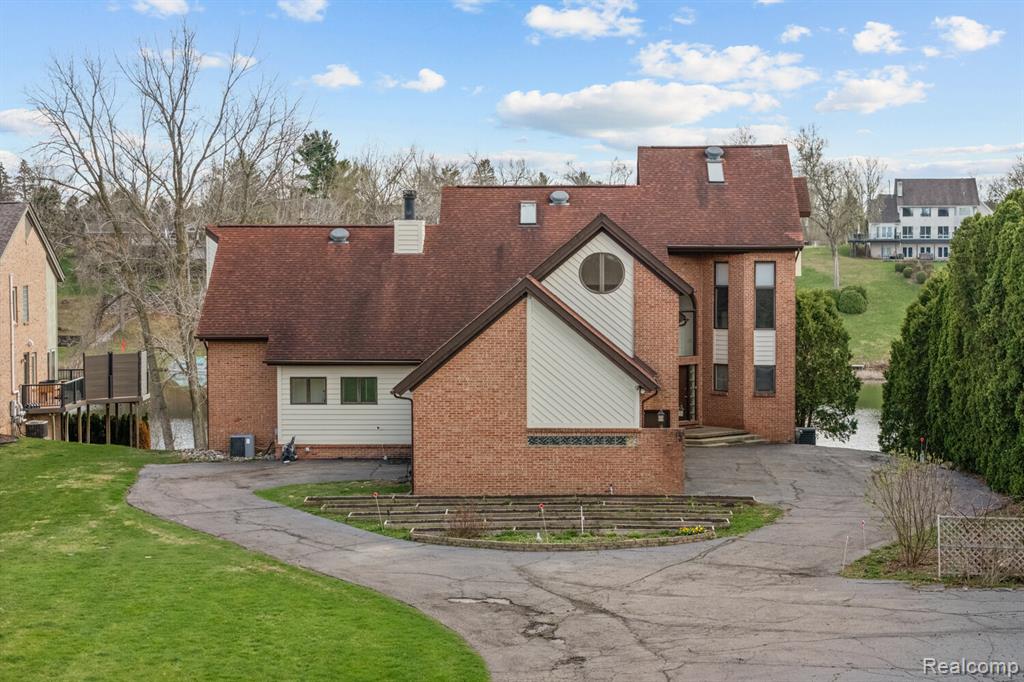 10785 Oxbow Lakeshore Drive