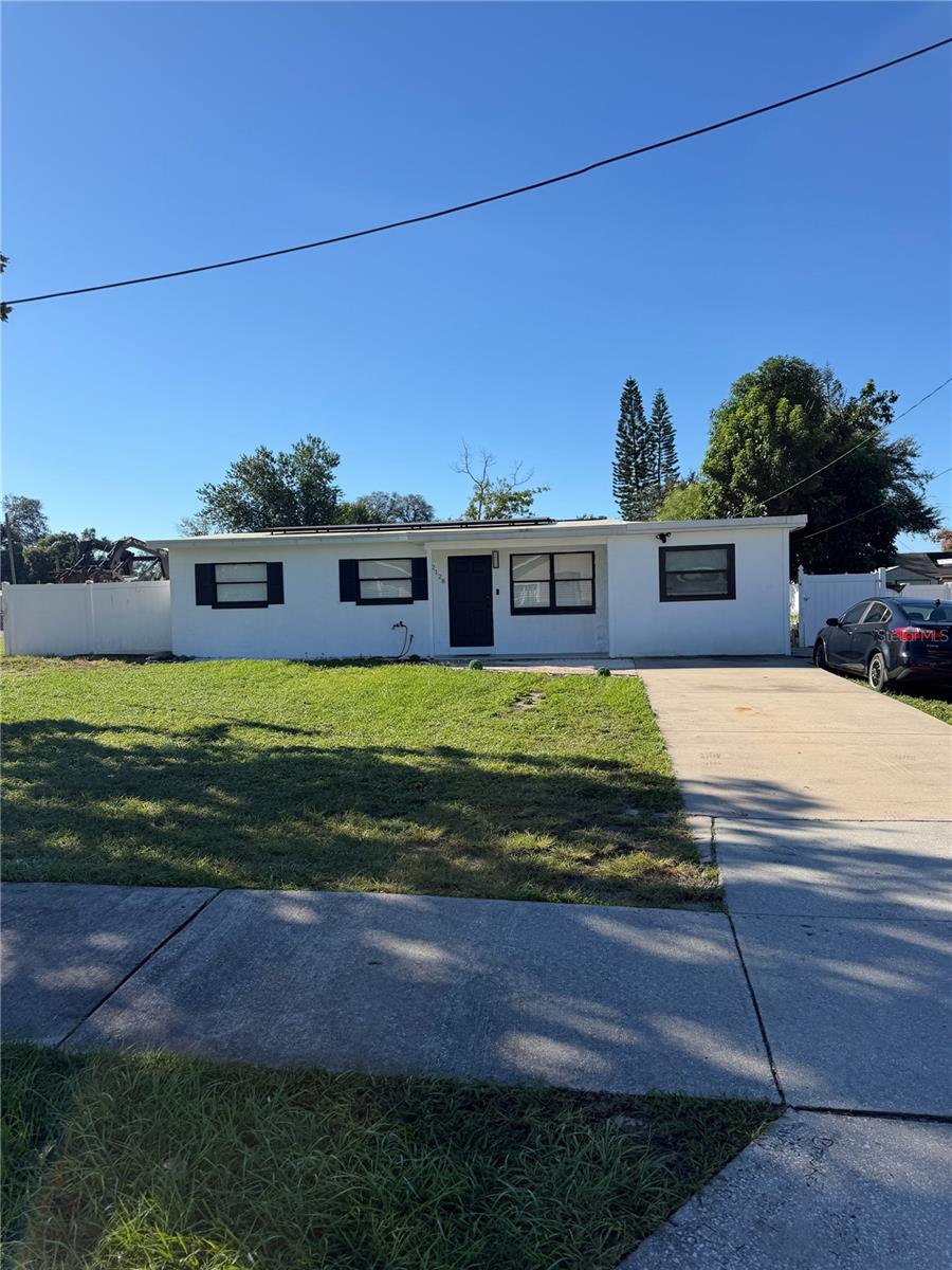 Welcome to this charming home in Tampa! This property presents a wonderful opportunity to make it your own. Conveniently located near shopping, dining, parks, and major roadways, with easy access to everything the Tampa Bay area has to enjoy. Don't miss your chance to explore the possibilities. Schedule your private showing today!
