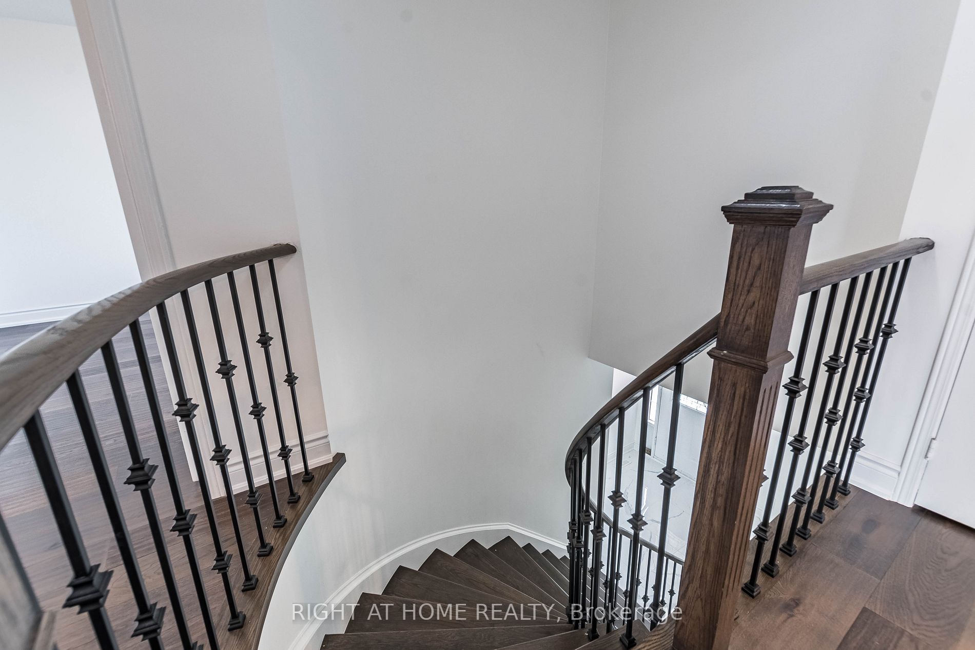 5579 Whitehorn Ave Upper