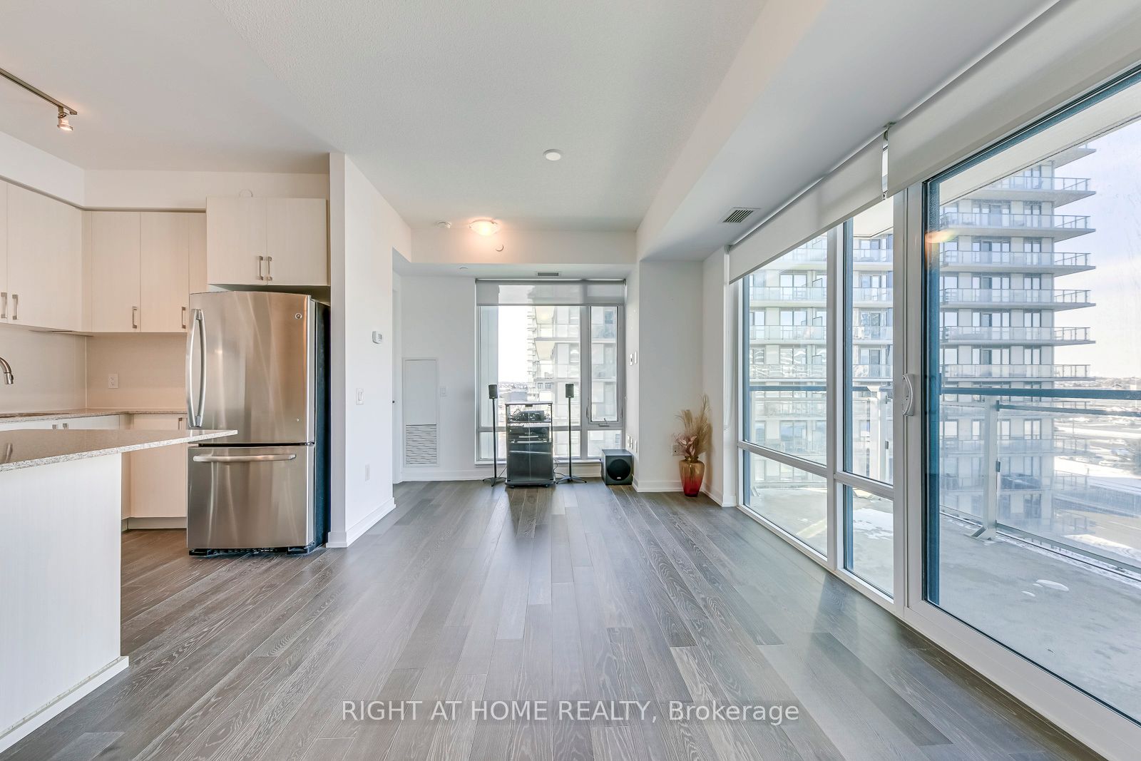 2560 W Eglinton Ave 610