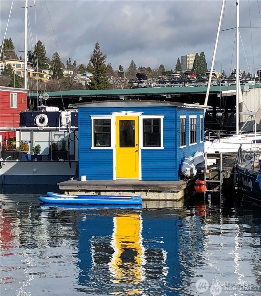 It doesn't get much cuter than this.The Ooh L'eau L'eau is a Haggard built classic. Situated in an amazing South facing slip where the sun shines all day long. 180 degree views of the waterway.  Details include... signature river rock fireplace, arched cedar ceiling, varnished fir paneling and parquet floors. Queen size bed w/add'l sleeping couch, ample storage, 3/4 bath w/ tiled shower and adorable eat-in booth.  PVC plumbing, newer water heater, and windows surrounding the WHOLE house! Step into your kayak, onto your paddleboard or hop aboard a run about to explore the waterways of Seattle. On land, explore Gasworks Park, Wallingford neighborhood and eateries or pop next door through your private entrance to the hip new Gasworks Brewery.