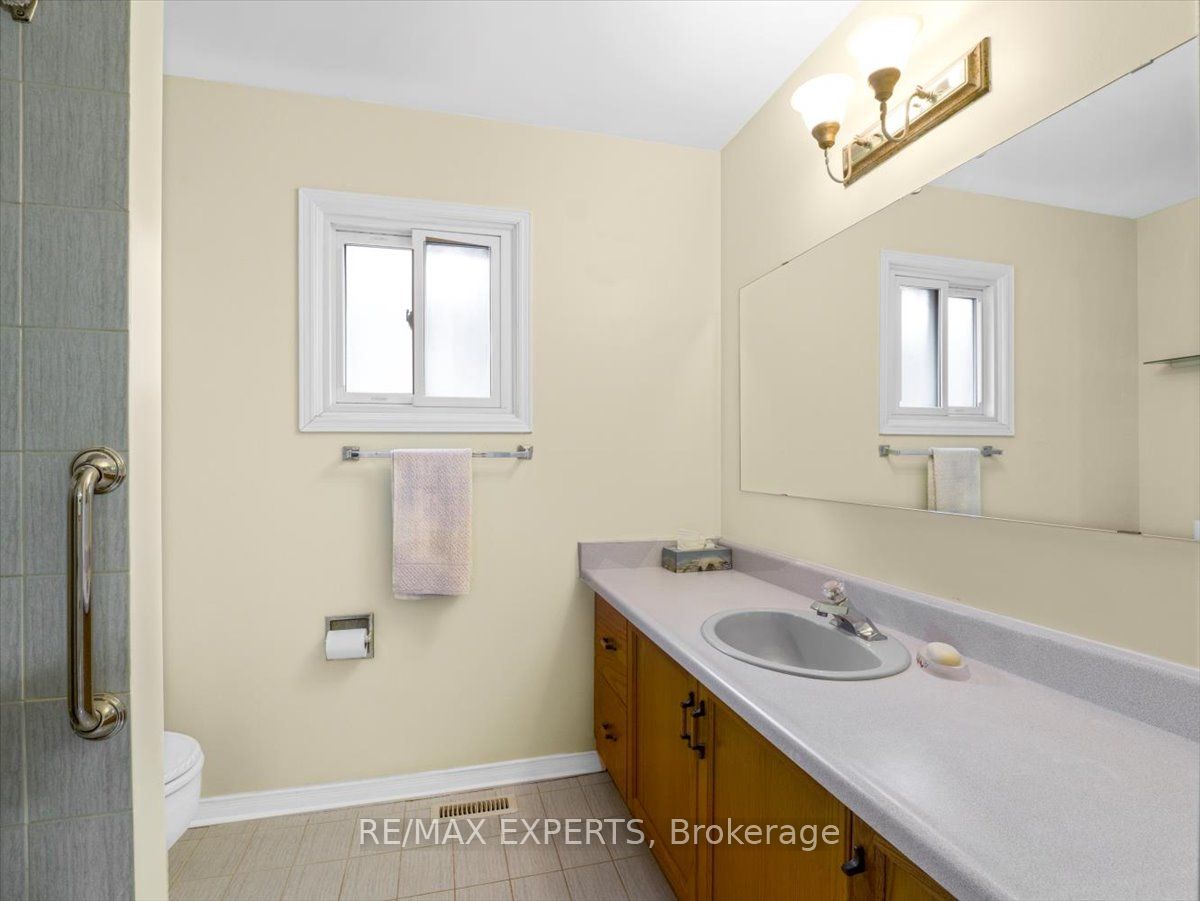 15 Woodlot Cres