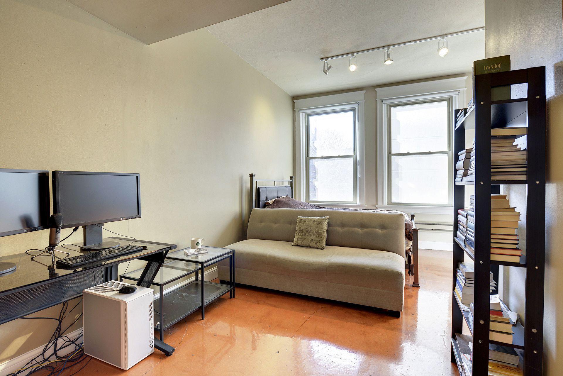 This cozy studio condo features high ceilings and large windows, creating a bright and inviting atmosphere. With high-quality finishes throughout, it offers both comfort and style. Located in a prime area, you're just steps away from restaurants, shops, and light rail access. Optional parking is available nearby at the World Trade Center Ramp.