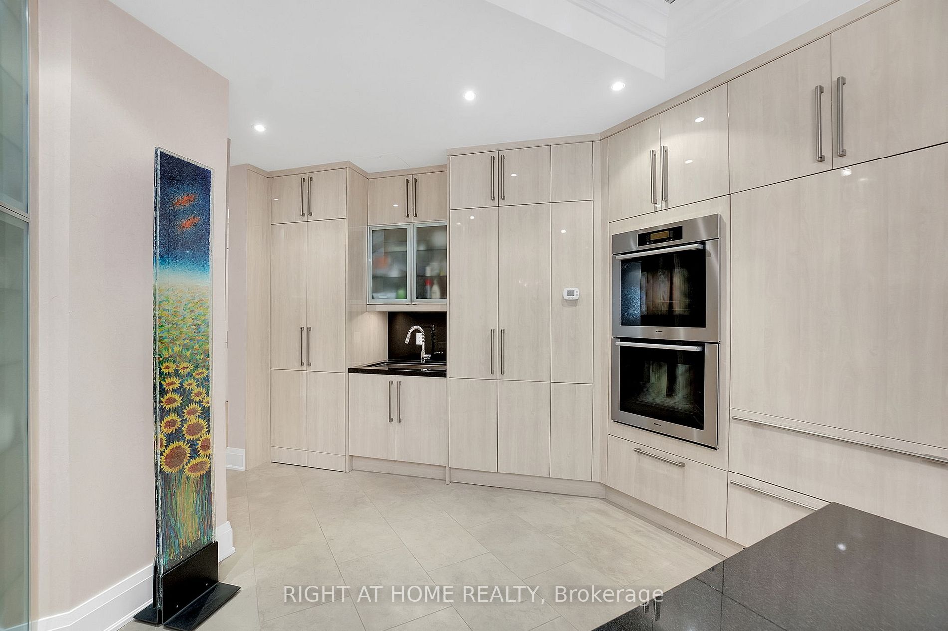 100 Yorkville Ave 301