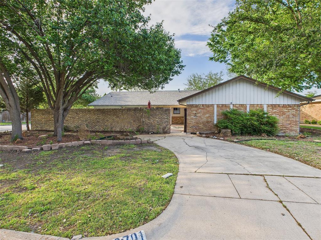 New Price in Wedgwood – $50K Reduction
This 2,844 sq ft, 4-bedroom, 2-bath home in Fort Worth’s Wedgwood neighborhood offers a spacious and versatile layout suitable for various living arrangements. Built in 1968, the property includes an in-ground pool, providing opportunities for relaxation and recreation. Conveniently located near the Fort Worth Zoo, Fort Worth Botanic Garden, Hulen Mall, and a variety of shopping and dining destinations.