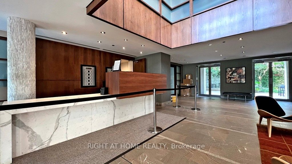500 W Queens Quay 808W