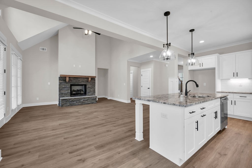 203 E Gunnery Court