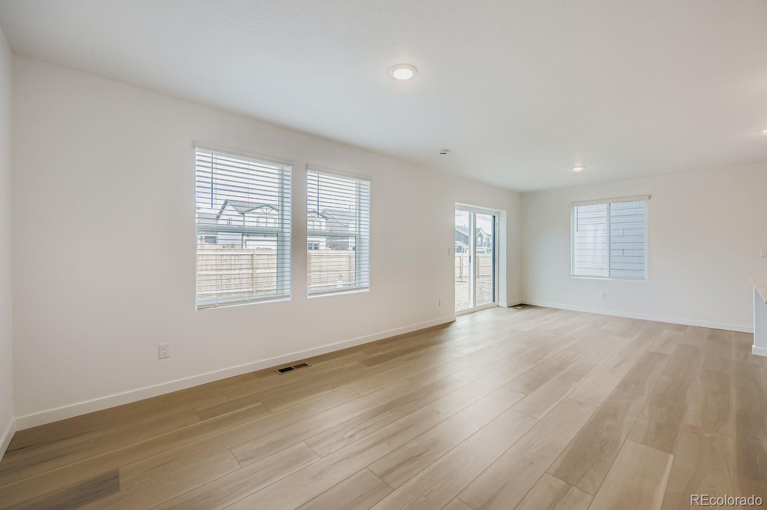 8970 Blue Feather Loop