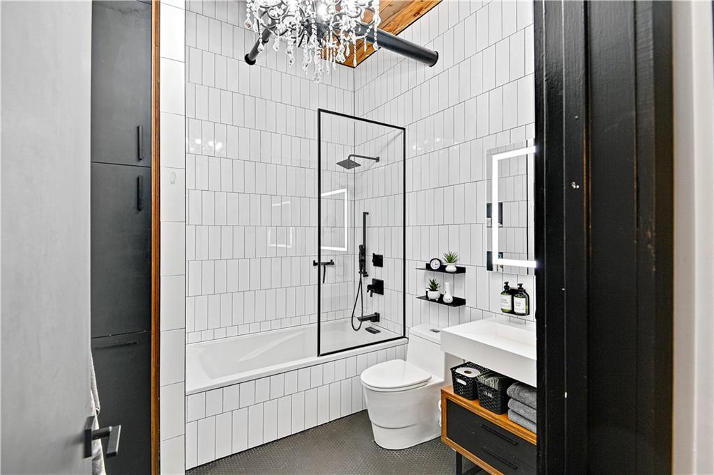 306 W 7th Street 302